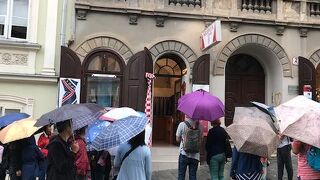 石の門を通ってイェラチッチ広場へ