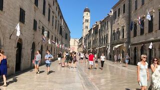 オノフリオの大噴水からルジャ広場まで