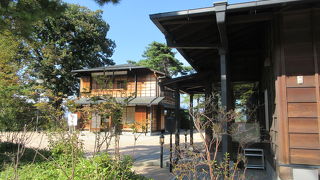 別邸とガイダンス施設が建っています