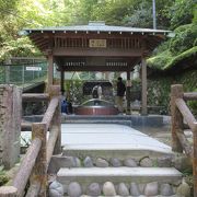 透明な温泉が湧き出ていました