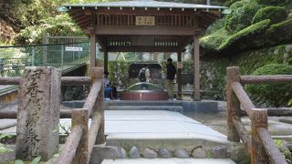 透明な温泉が湧き出ていました