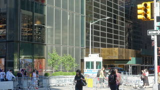 スタバに行く予定だったのですが，警備の警官に圧倒されて，入りそびれました。