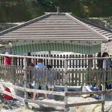 川にせり出した