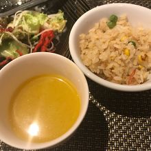 ランチセットのサラダ、スープ、チャーハン