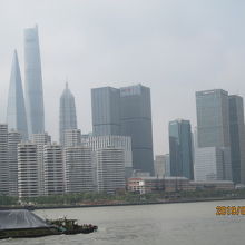対岸の浦東の高層住宅群。