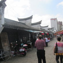 再現された故鎮の商店街。