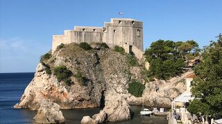 海に突き出た岩の上に要塞