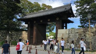 姫路城に入る門です。