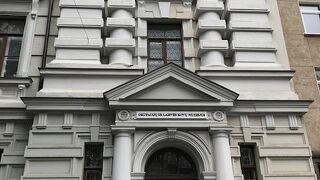 入口は左へいって左（裏側）