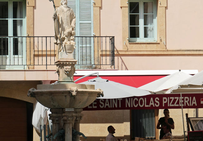 モナコ大聖堂西の小さな広場にあるセント ニコラス