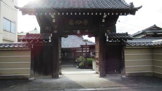 春日通り沿いの寺院