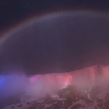 ライトアップされたアメリカ滝と上に架かる虹