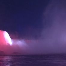 カナダ滝はものすごい水煙が上がっています。