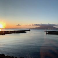 部屋からの景色。利尻島と朝日。
