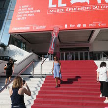 観光客が次々と記念撮影をしていました