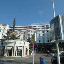 通り沿いには豪華ホテルが多い