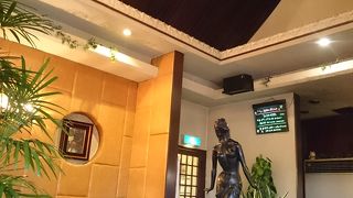 ゴージャスでも明るいレトロ喫茶