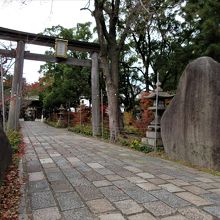 小倉城庭園隣の八坂神社参道