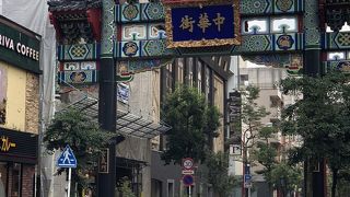 横浜公園の道路向かい。