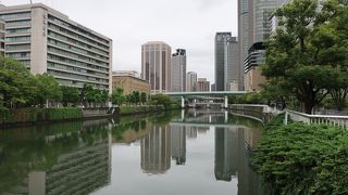 川面に映る建物が綺麗