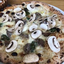 マッシュルームもたっぷり、砂ずりのピザ