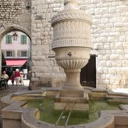 旧市街の西出口にあるペイラ門の泉