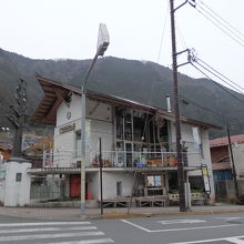 入り口は駅側から階段を上がりました。