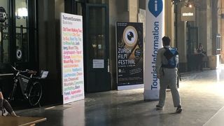 中央駅の端っこにあります