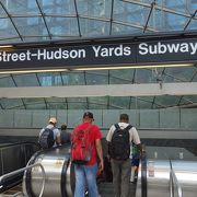 新しい駅です。ニューヨークの地下鉄の駅としては例外的なつくりです。