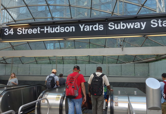 新しい駅です。ニューヨークの地下鉄の駅としては例外的なつくりです。