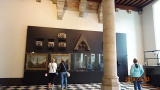 ブルグ広場の南側に建っている華やかな建物