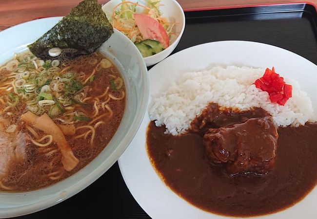 駅前にある旅館の食事処