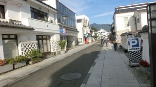 白壁の土蔵が続く観光通り