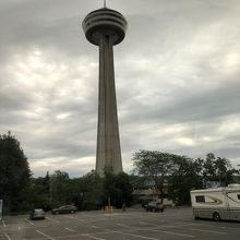 スカイロンタワーの横には駐車場有