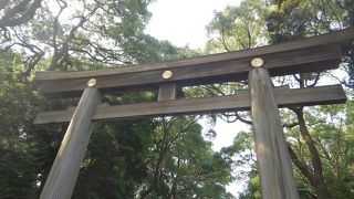 お辞儀をしてはいりました