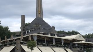 ナイアガラの滝カナダ側にあるレストランもある展望タワー