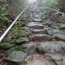 とにかくきつい石段