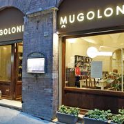 シエナ旧市街の今年オープンのMugolone Ristorante。日本語が話せるスタッフと、日本人の見習いのコックさんいるレストラン。カルボラーナリゾット、トリフ風味が最高に美味しかった。