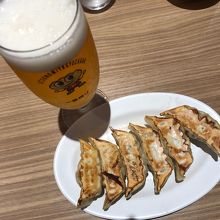 健太餃子とビール