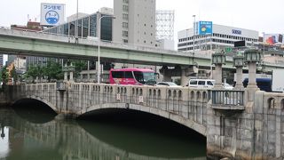 堂島川の川面に映る橋の姿がとても美しい橋