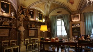 豪華な薬局です。