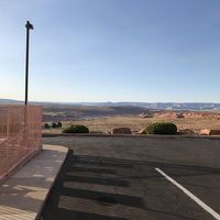 部屋の前は駐車場　その先がレイクパウエルでした。