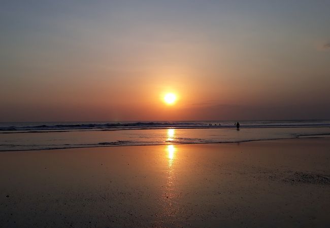 ロマンチックな夕陽をカラフルなビーチで。