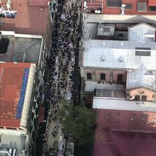 宮殿広場へ向かう人々の群れ