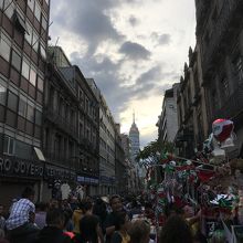 広場に向かってくる人々