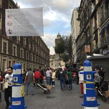 青白のポールから先は乗物立ち入り禁止