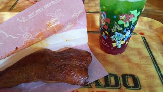 トイ・ストーリーのドリンクとチキンレッグ