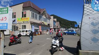 道の駅「知床・らうす」隣接の「深層館」の１・２階にある食事処です。