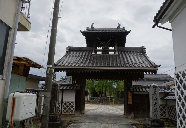 まずは山門に目が行きます