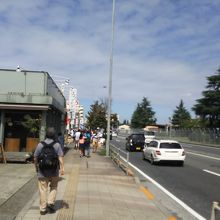 横田基地の脇のストリート